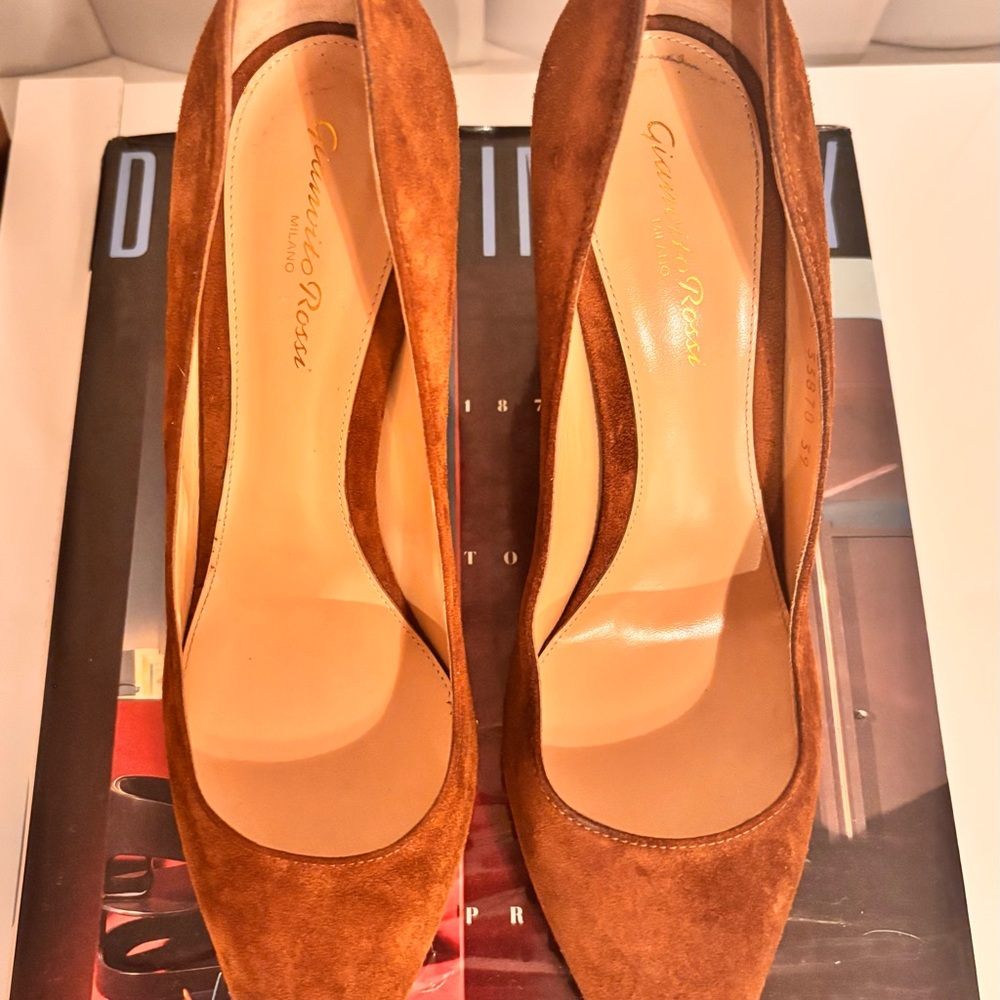 Gianvito Rossi Suede Pointed-Toe Pumps in Cognac - Picture 5 of 5
